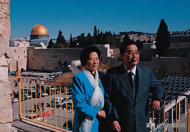 李鹏总理儿媳罕见留影，五官端正长相大气，爷爷功勋卓著比肩元帅