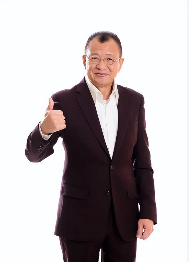 没想到，许绍雄猝然离世不到24小时，佘诗曼竟因一个举动口碑暴涨