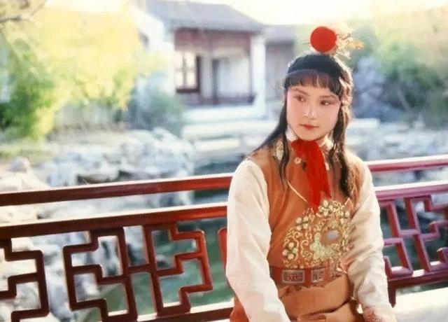 试过贾府一半男子的多姑娘，为何在试贾宝玉时，成了“灯姑娘”？