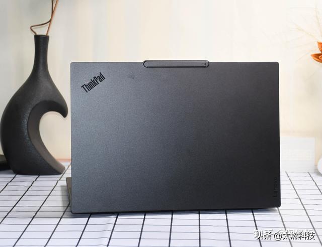 ThinkPad E14 2025 AI元启长续航版测评：全天候续航超轻薄商务本