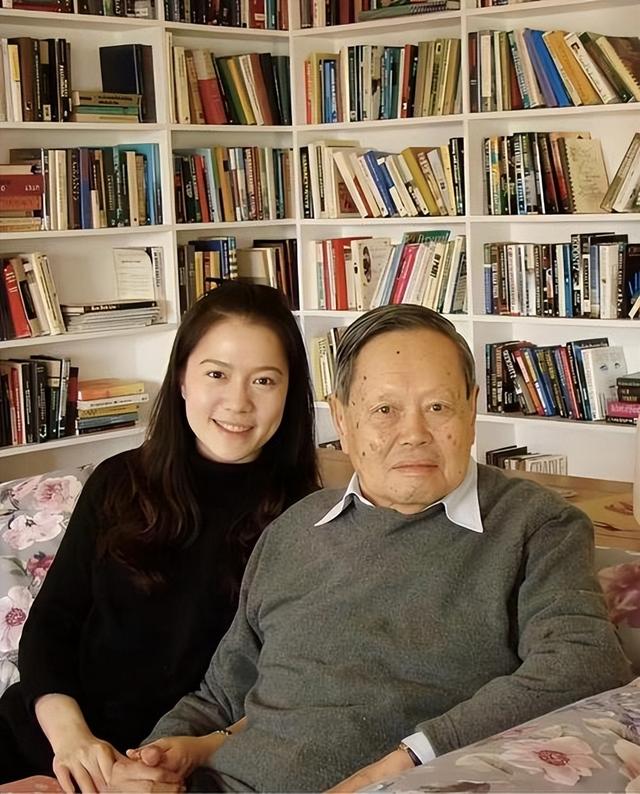 杨振宁身覆国旗，翁帆站首位，次子杨光宇露面，重量级好友也到场