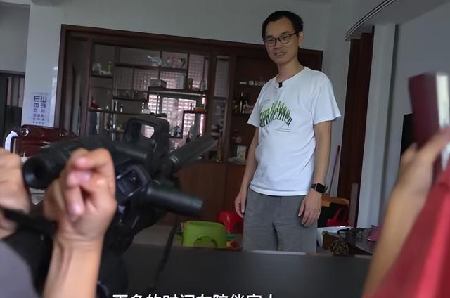 41岁程序员住车里3年，早晚蹭深圳湾公厕洗漱，自称不是为了省钱