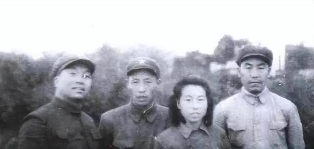 1949年，吴富善回到阔别多年的老家，嫂子上下打量：你是三弟？