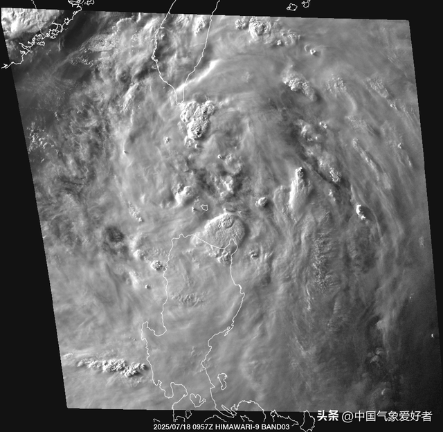深圳交警雨中徒手清理被堵下水道