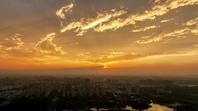 初秋的晚霞映红宁阳小城