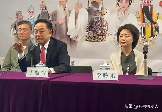至今未婚未育，身边却有男人陪了近27年!59岁的李胜素才是真清醒