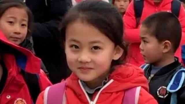 后不后悔？宁夏那个一笑成名拒绝百万签约的小女孩，现在成了这样