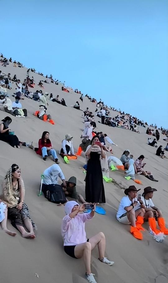 国庆敦煌鸣沙山，一眼望去人比沙子多！网友：西出阳关全是人
