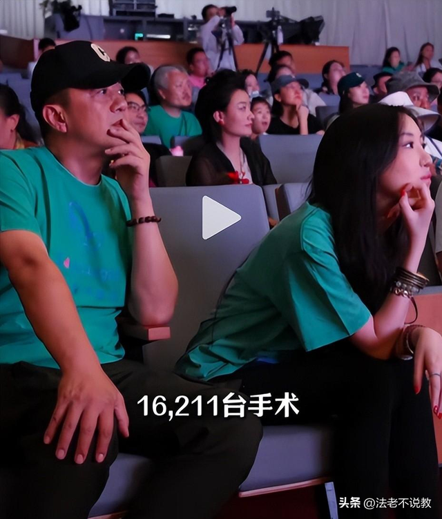 李亚鹏欠债4.6亿，19岁女儿李嫣却被全网逼债，王菲也护不住