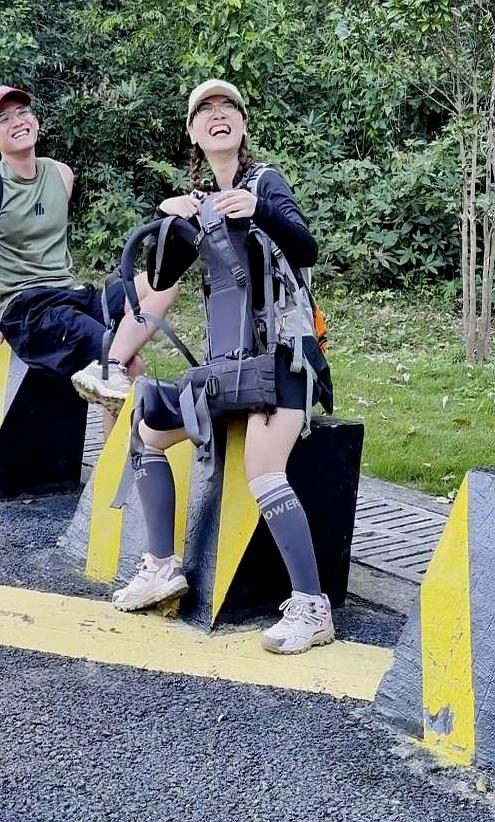 广东女子登山脚崴！被陌生小伙背40分钟下山，恶心的一幕却出现了