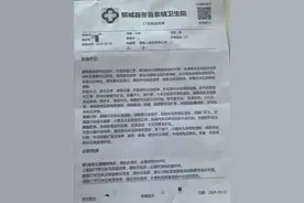 14岁男生校内厕所疑遭霸凌腰部骨折，妈妈晒出厕所监控，官方回应图片