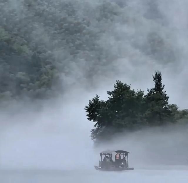 皖南秋游指南:11-12月邂逅人少景美的诗意秘境,尝遍徽州美食。