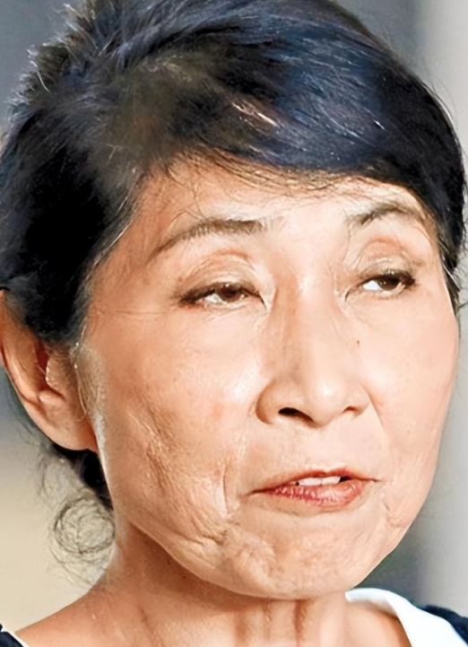 苍天饶过谁！拒唱国歌否认中国籍，俩儿子落户国外，她现状如何？
