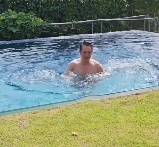 62岁李连杰豪宅游泳，脱光上衣自证清白，大腹便便并无刀疤