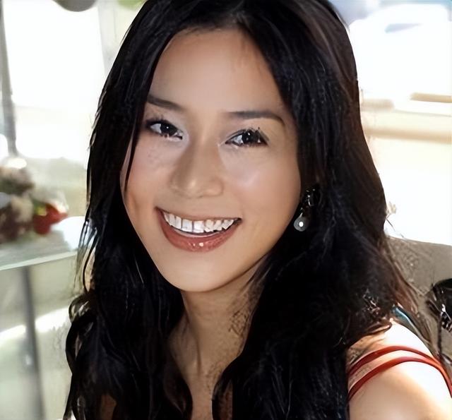 她14岁“倾国倾城”，被首富看中花10亿娶回家，8年生下4胎