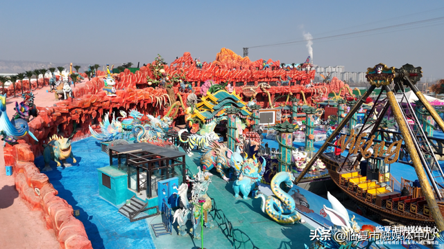 花仙藏河州韵，恐龙述亿年史！花开临夏不夜城景观，藏着独属于花都临夏的“精彩故事 文化浪漫”～