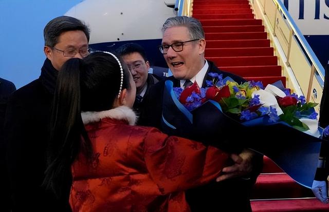 对中国有戒心？斯塔默专机落地神情紧张	，随身携带的设备不简单