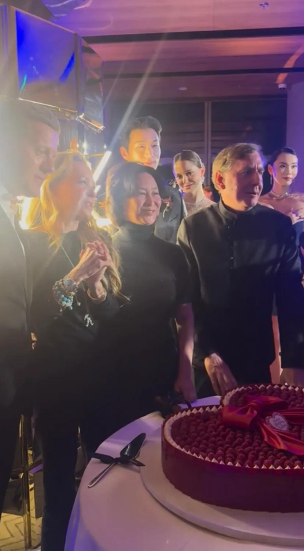 何超琼和萧邦总裁一起切蛋糕，李湘和王诗龄坐角落，阶层差距明显