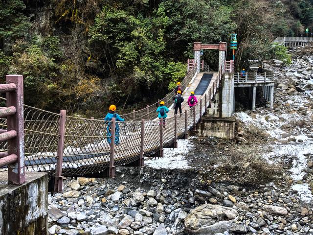 四川绵阳奇观——平武虎牙冰瀑