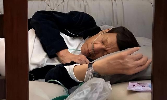 莎拉收到紧急通知，老杜在拘留所昏倒在地，已失去意识被紧急送医