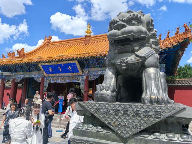 阿拉坦汗的塑像为啥立在呼市中心？闹市中逛无量寺吃风味手把羊肉