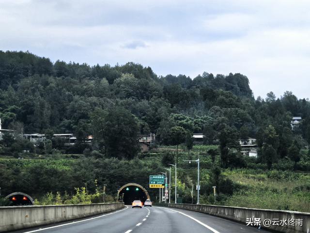 说这里是“川中第一镇”有些夸张，但是美食还是挺多，闲转还可以