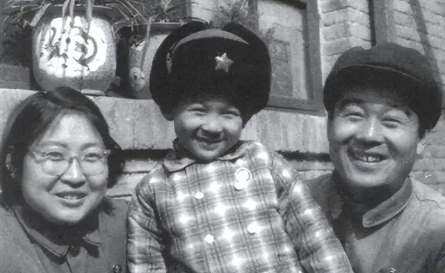 1981年李敏病倒后独自住院，秦基伟得知后下令：把孔令华调到北京