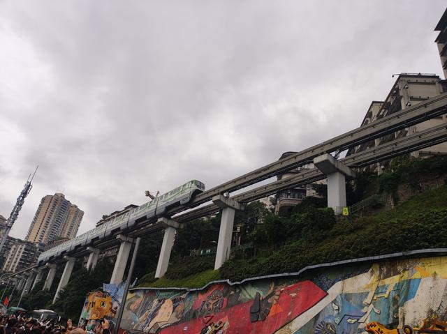 重庆这座城市，把我的腿走细了，把我的胃撑大了