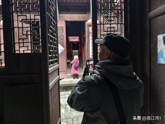 游长岗岭古村，观飘黄银杏