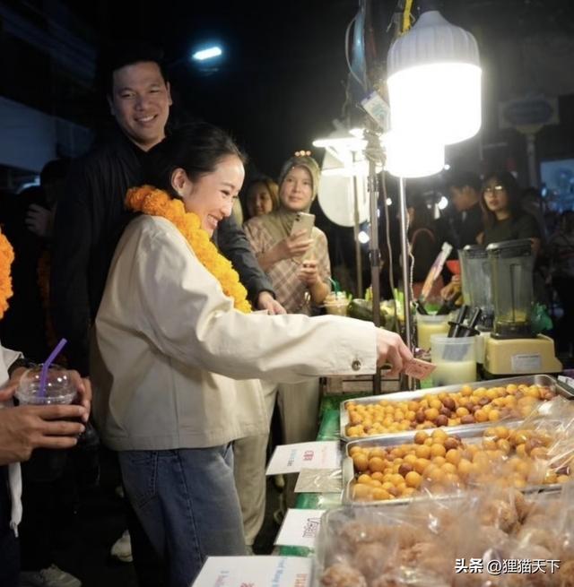 佩通坦去清迈采咖啡果，她还逛夜市逛古村，有丈夫陪着她挺幸福