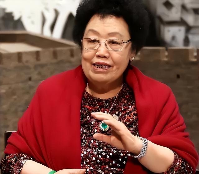 身价百亿，坐拥北京一条街，出门私人飞机	，京圈顶级富婆天团来了