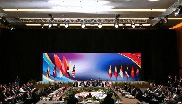 中方被踢？峰会开幕在即，特朗普威逼马方驱逐中国，中方强势反击