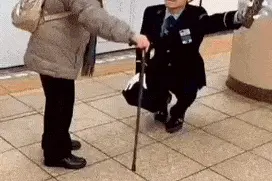 日本地铁工作人员面对老人蹲式微笑服务——看日本的服务业图片