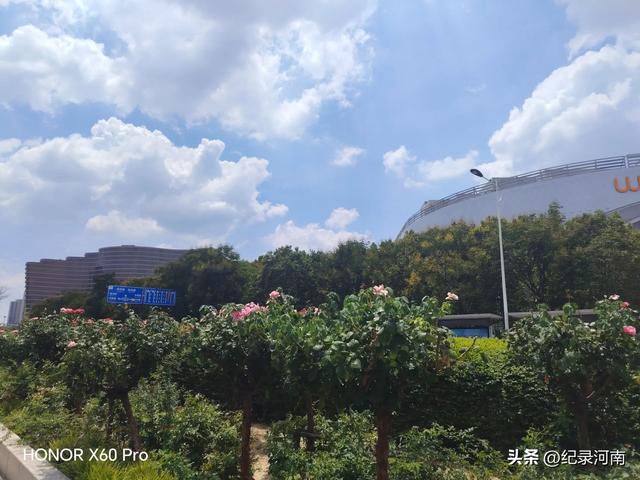 信华建国酒店和新城吾悦广场，如同商丘市中心城区的两颗璀璨明星