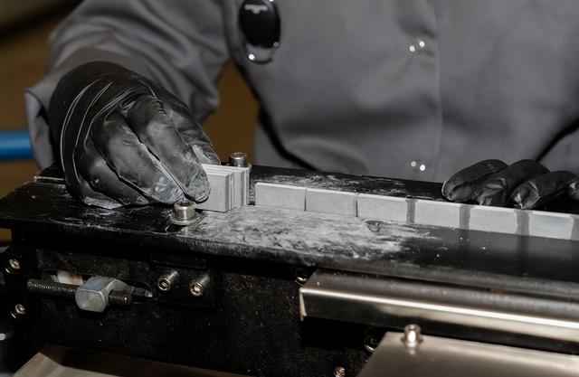 美国不担心稀土卡脖子了？一个华裔科学家，帮他们搞了无稀土磁铁