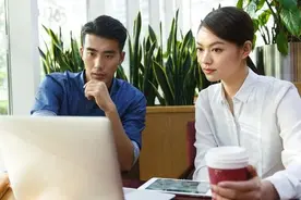 震惊！办公室激情拥吻，已婚员工遭解雇图片