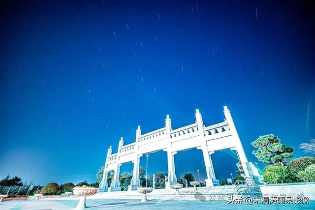 陕西渭南：感恩节当天的人和公园星轨和国贸十字车轨等