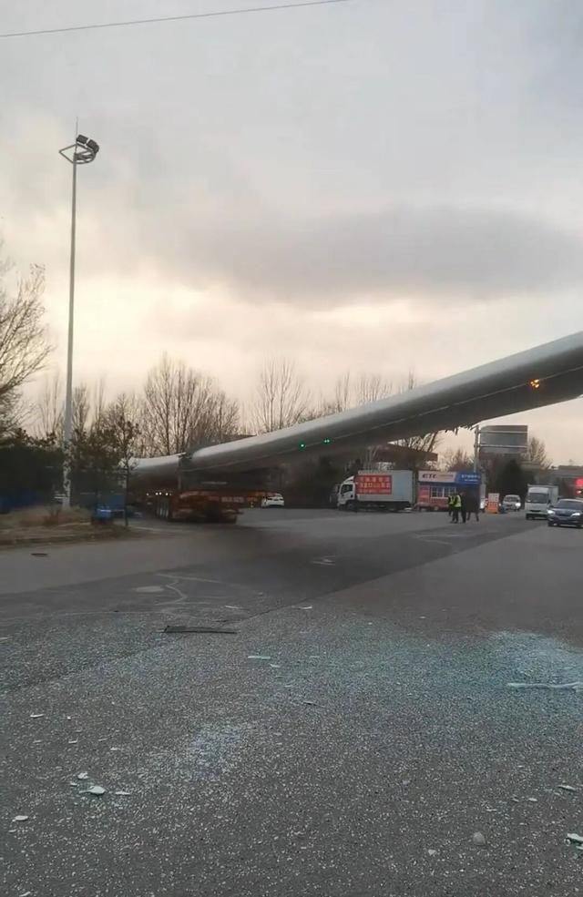 张家口一风电叶片运输途中与客运大巴碰擦，车头变形玻璃碎裂，当地：3人轻微受伤已送医