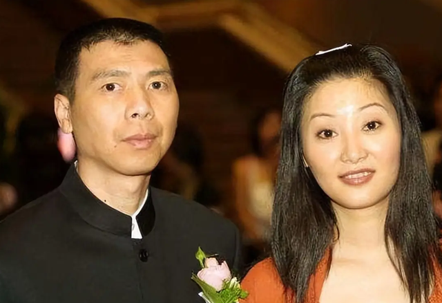 徐帆不再隐忍，高调回应和冯小刚离婚传闻，16字回应字字扎心