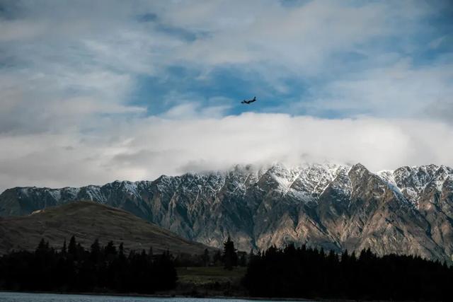 从雪地陷车到撞围栏：境外租车自驾复盘与避坑攻略