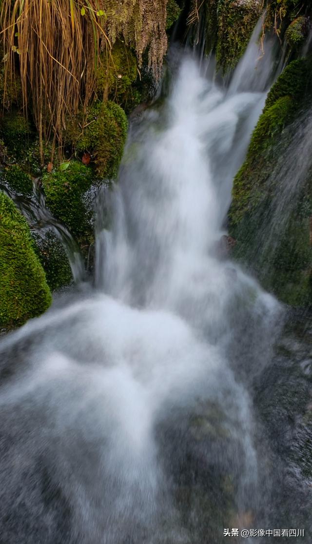四川牟尼沟：扎嘎瀑布引客来