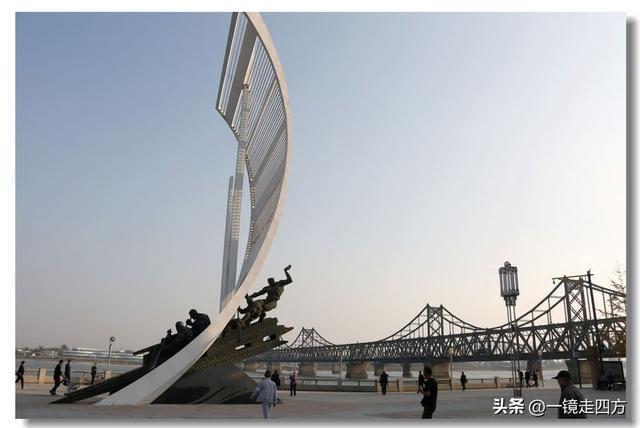 漫步丹东鸭绿江畔，可以隔江望见对岸的朝鲜