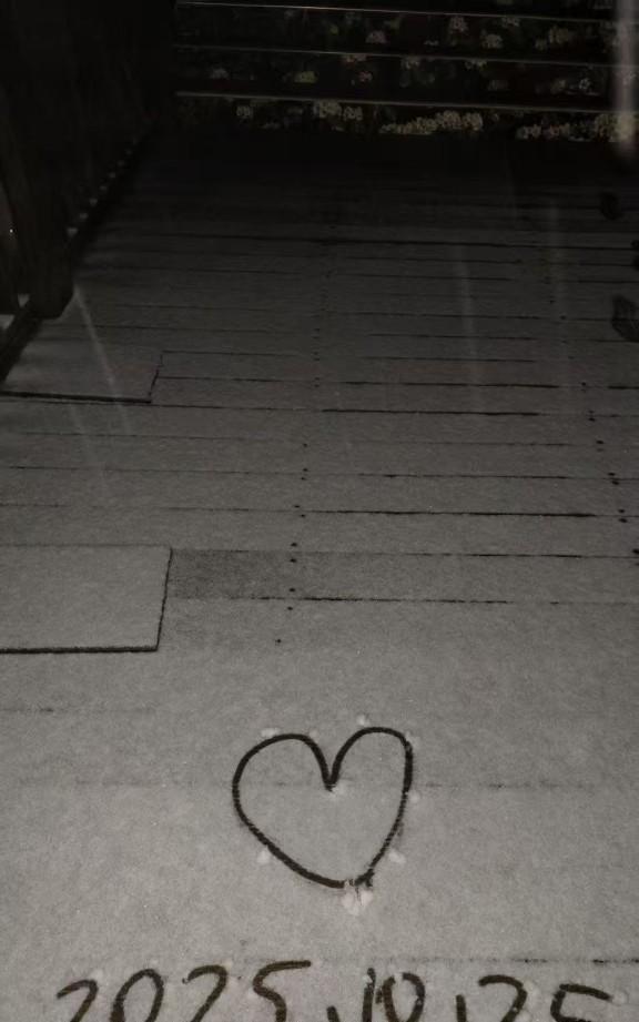 阳光洒满雪岭，成都秋天竟然来了一场“限定款”初雪！