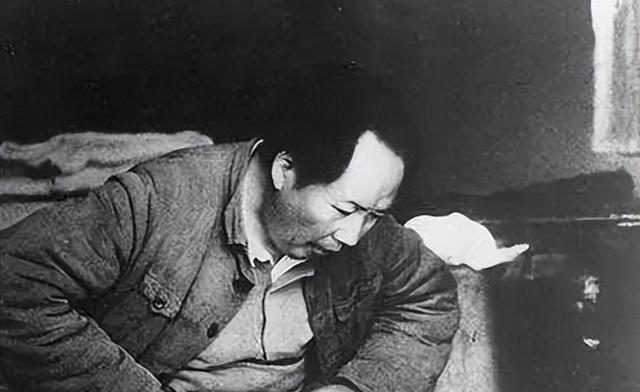 陈赓向主席介绍一人：这我兄弟，毛主席：你可知道他是我什么人？
