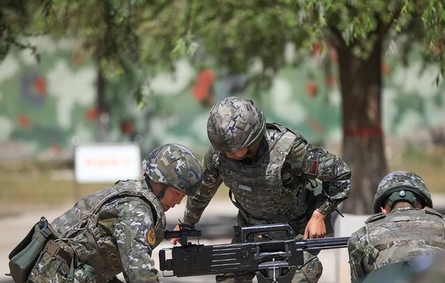 解放军终于出手，面向日本实弹射击	，连打8天，张维为：成全她