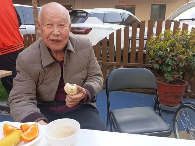 江苏大一女生开养老院，无人入住却有近400名客户，员工全是60后