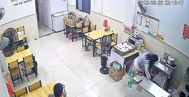 偶遇16年前初恋后续。合照流出男子朗目疏眉，网友：又相信爱情了