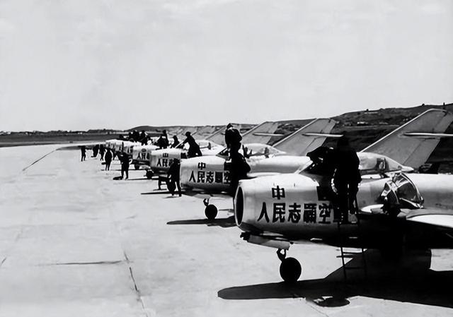 攻不了也守不住？中国空军在西藏上空，被印度空军足足欺负了40年