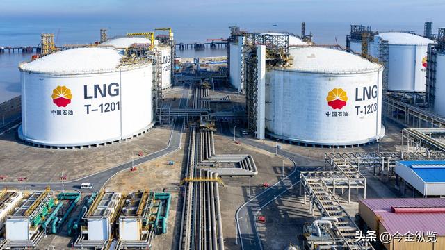 油价又飙升了，钱包扛不住！为何地缘一乱就涨？别只盯着动荡看