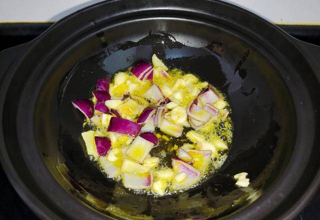 这样焖一锅	，好吃又热乎！肉和豆制品一锅出、一口鲜嫩开胃暖人心